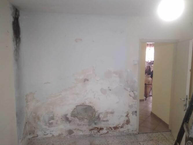 שיפוץ וחידוש קיר עם רטיבות ועובש